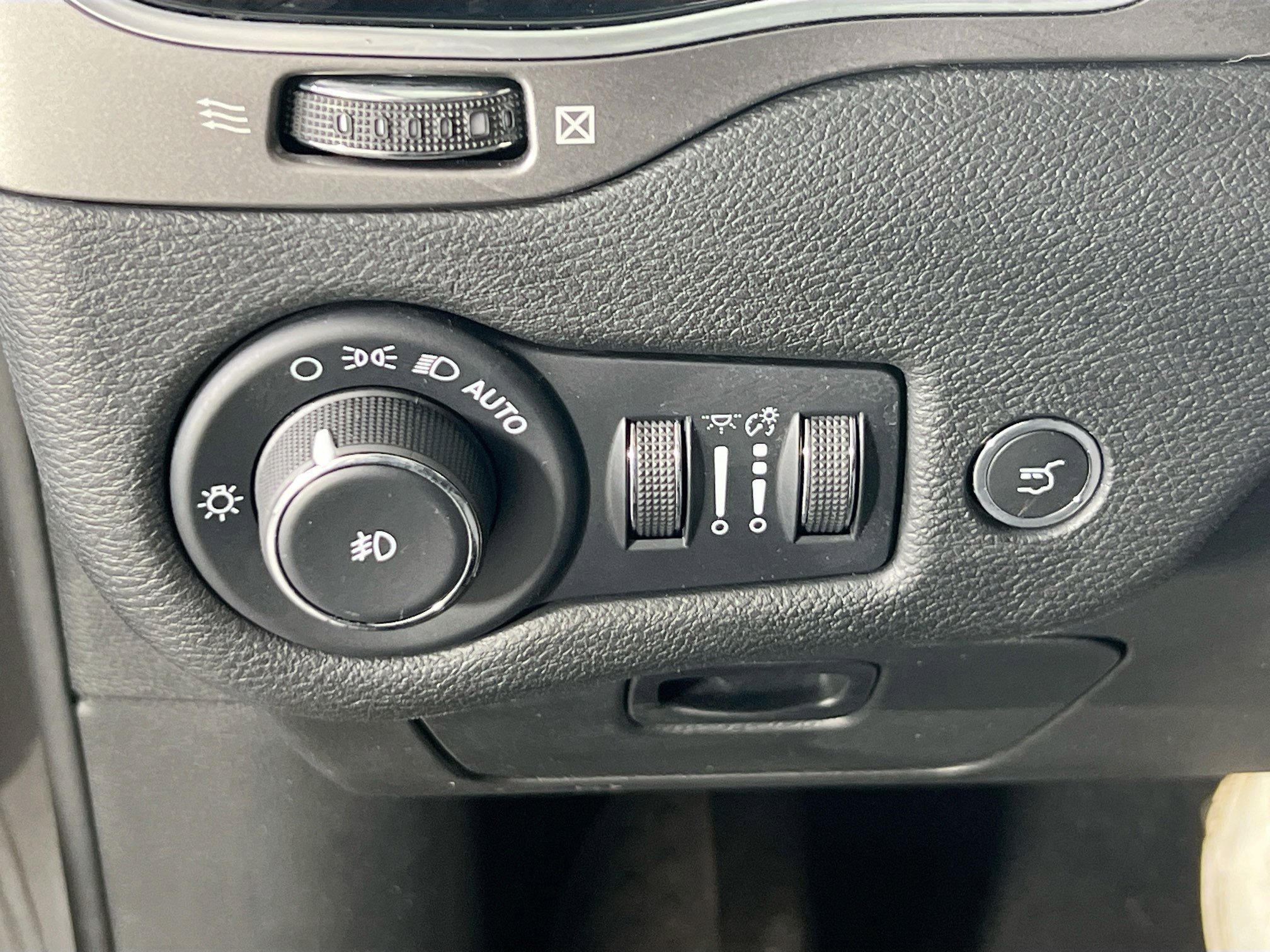 Used 2022 Jeep Cherokee Limited AWD/4WD image 10