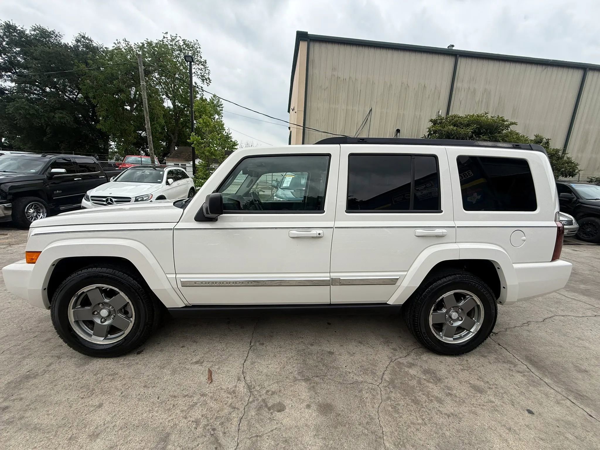 Used 2007 Jeep Commander Sport RWD image 4
