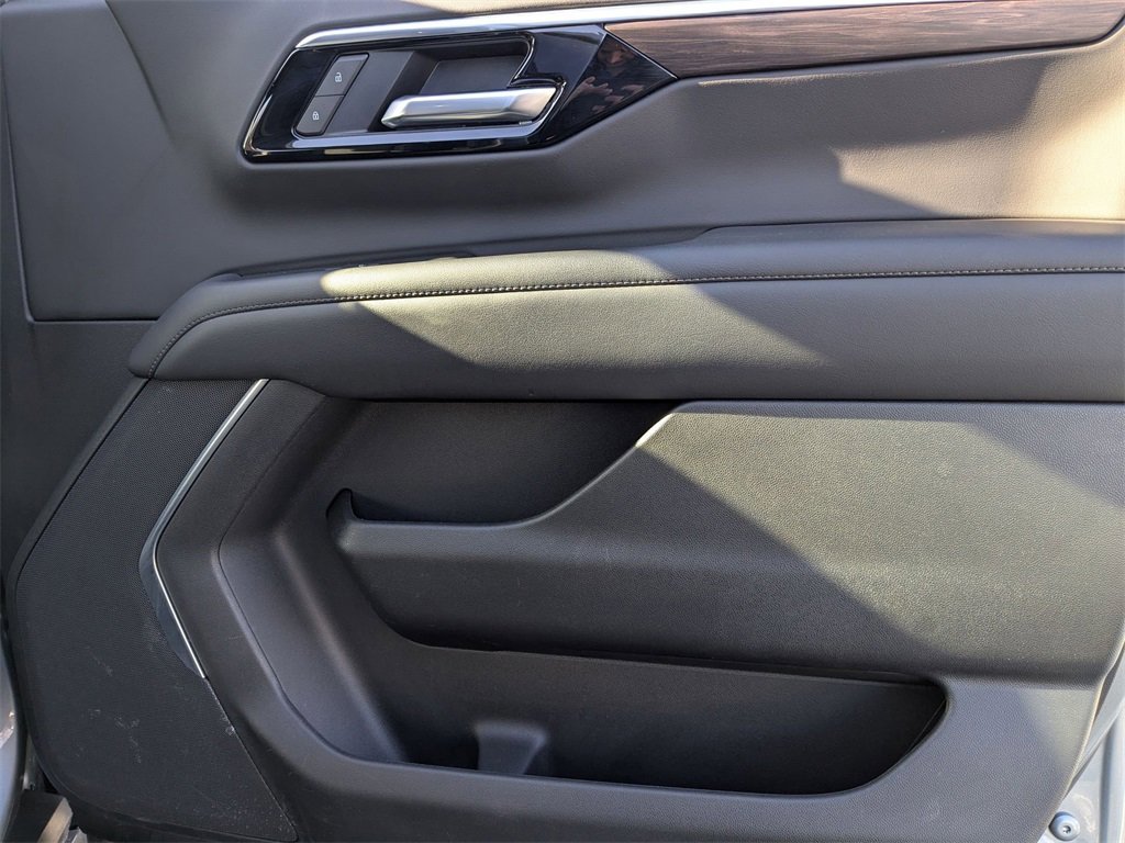 Used 2025 Chevrolet Suburban Z71 image 39