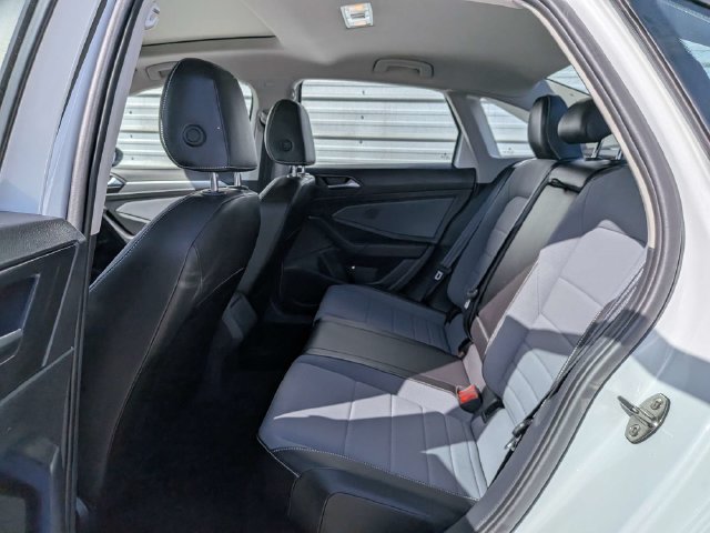 Used 2025 Volkswagen Jetta SE FWD image 12