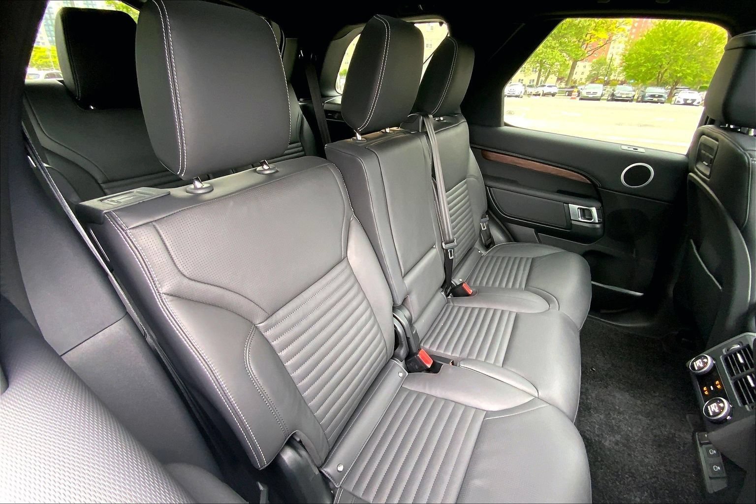 Certified 2025 Land Rover Discovery Dynamic SE AWD/4WD image 19