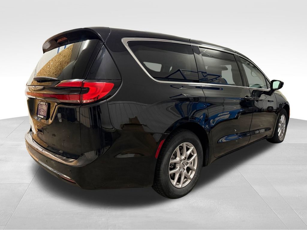 Used 2024 Chrysler Pacifica Touring-L FWD image 4