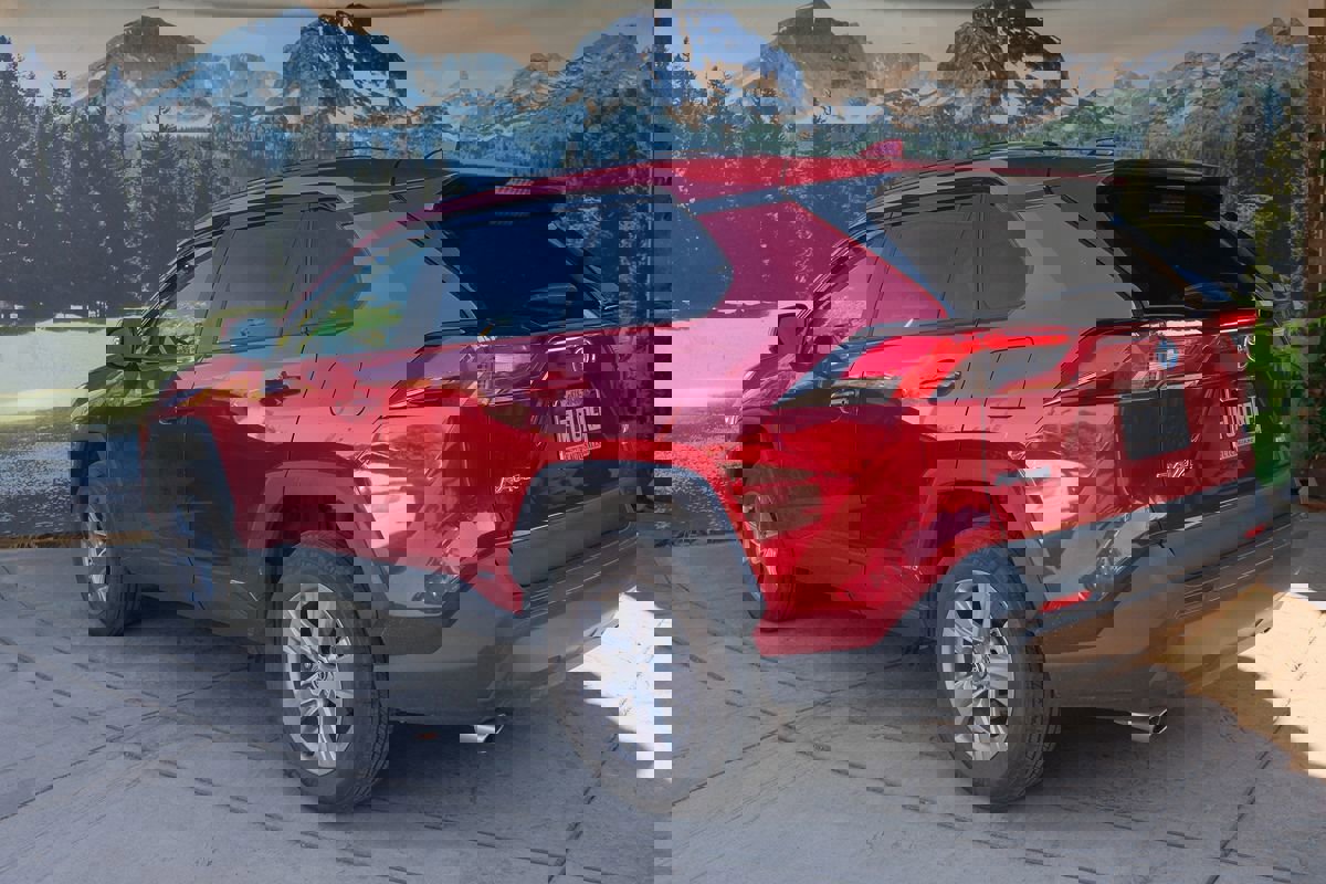 Used 2022 Toyota RAV4 XLE image 4