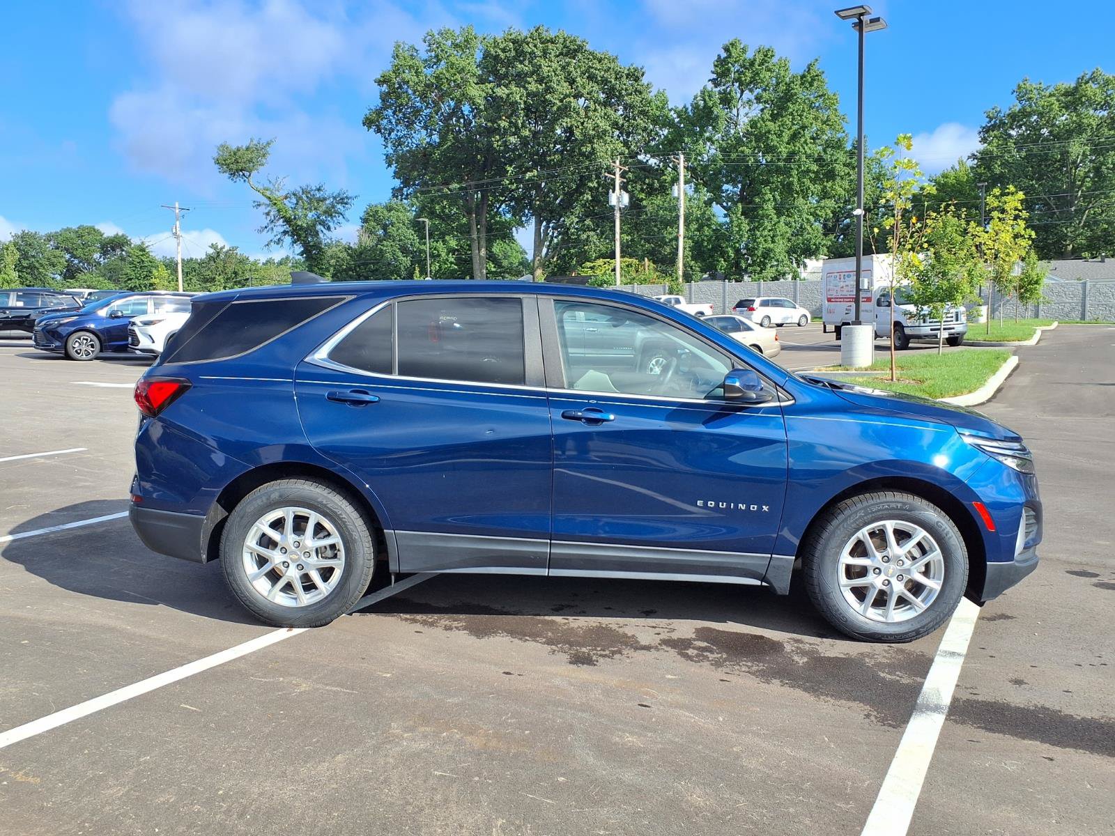 Used 2022 Chevrolet Equinox LT FWD image 2