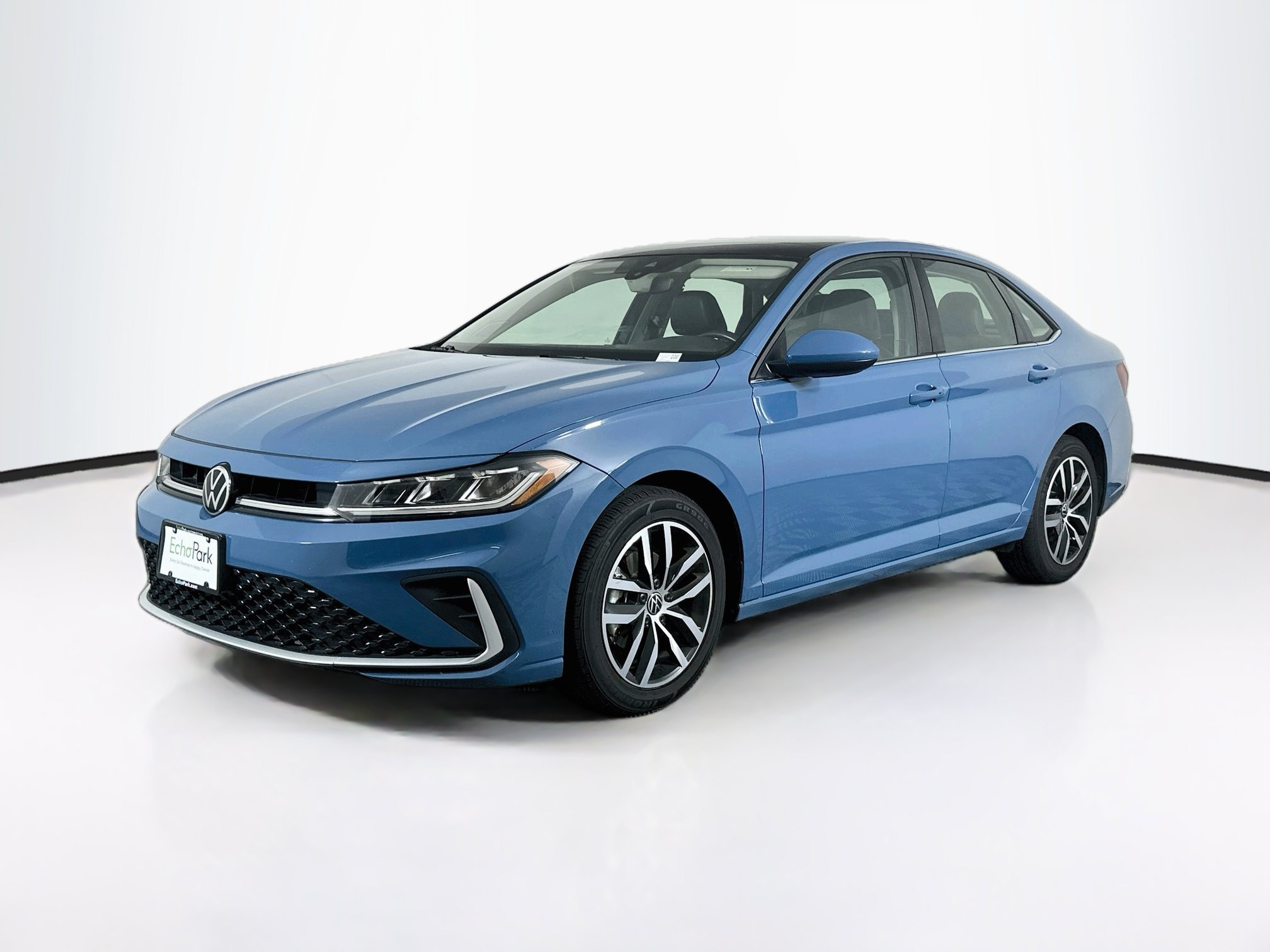 Used 2025 Volkswagen Jetta SE FWD image 3