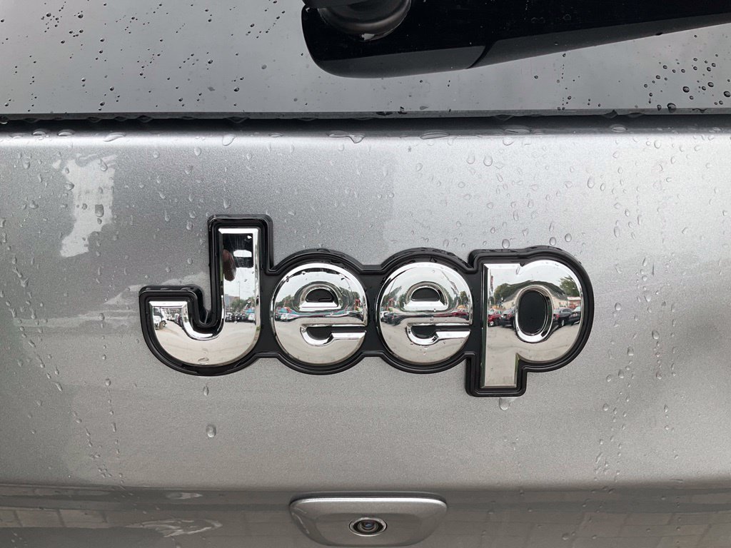 Used 2017 Jeep Cherokee Latitude w/ Cold Weather Group AWD/4WD image 39