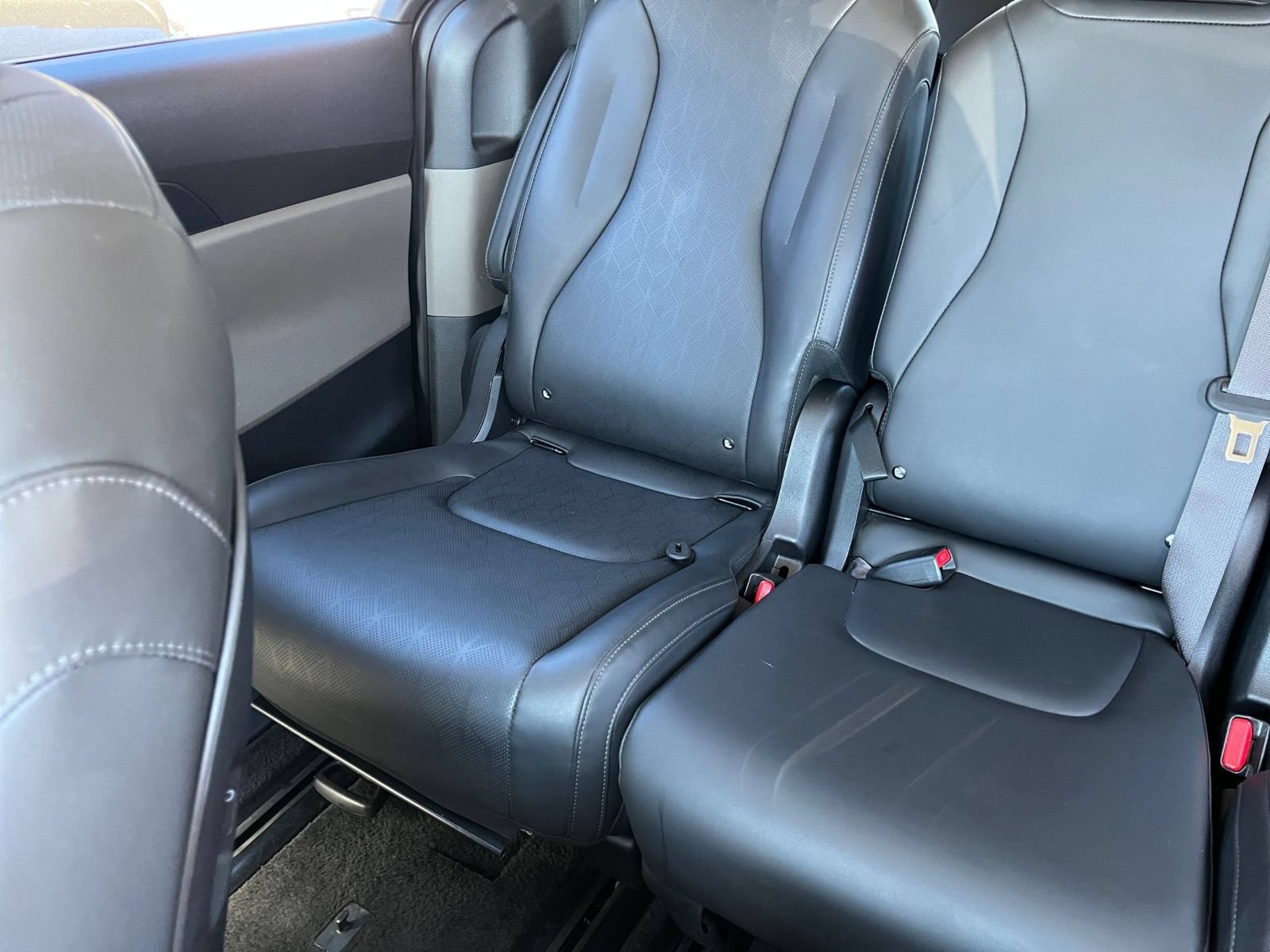 Used 2026 Kia Carnival FWD image 41