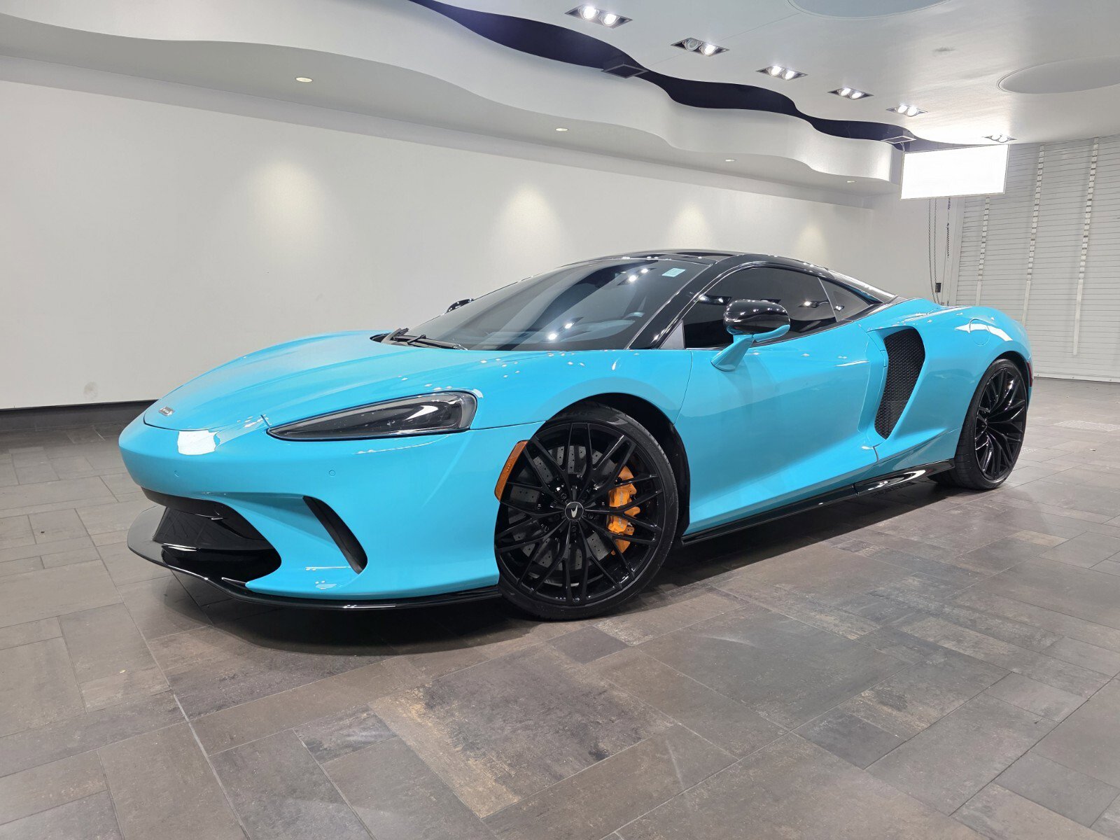 Used 2023 McLaren GT RWD image 1