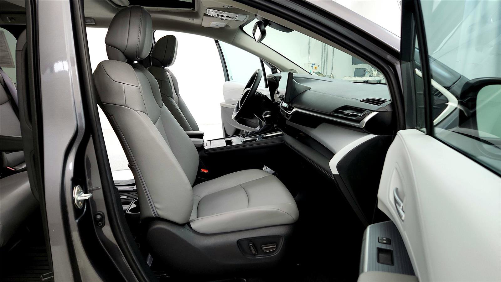 Certified 2025 Toyota Sienna XLE w/ XLE Plus Package image 17