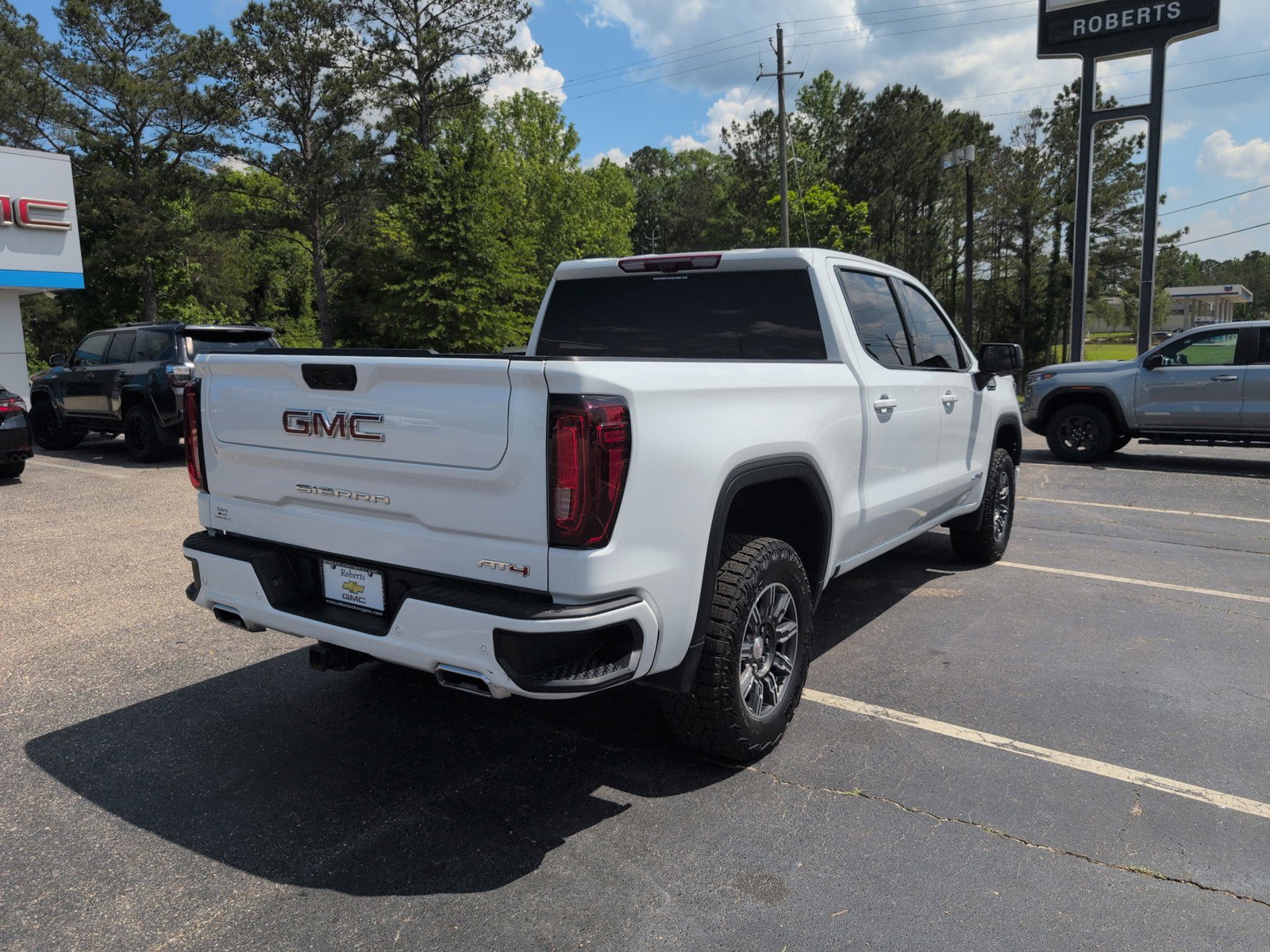 Used 2024 GMC Sierra 1500 AT4 w/ Technology Package image 5