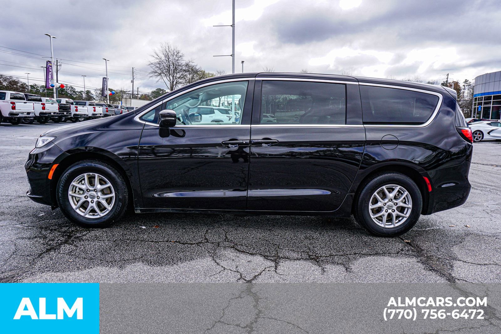 Used 2024 Chrysler Pacifica Touring-L image 10