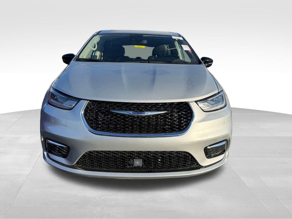 Used 2024 Chrysler Pacifica Touring-L image 3