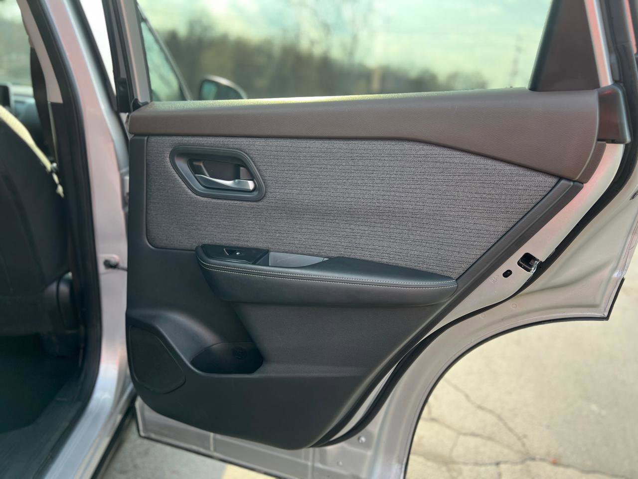 Used 2022 Nissan Rogue SV image 34