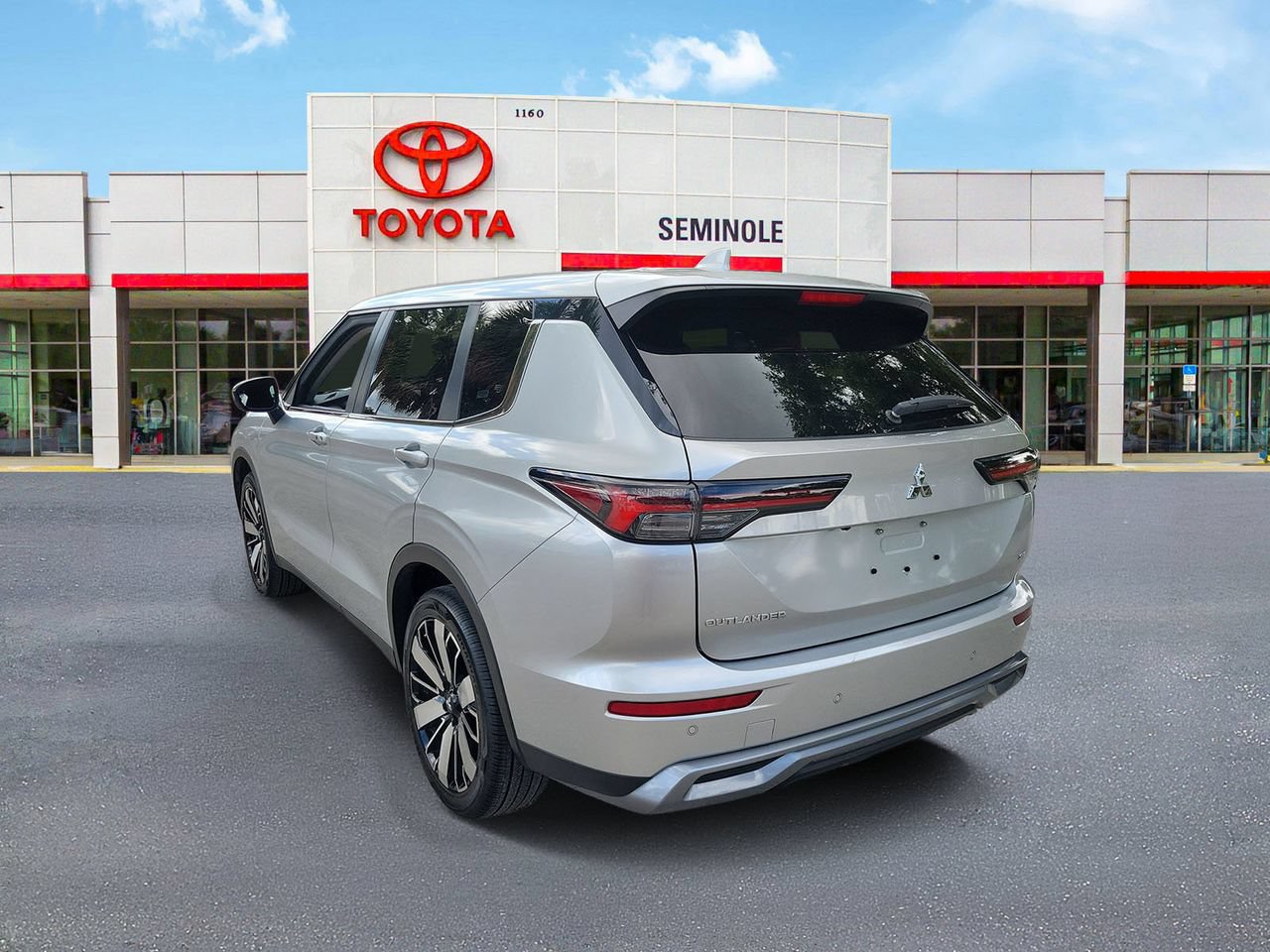 Used 2025 Mitsubishi Outlander SE FWD image 4