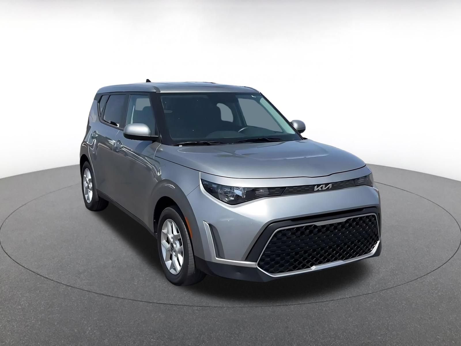 Used 2025 Kia Soul LX w/ LX Technology Package FWD image 3