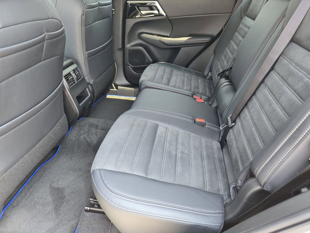 New 2025 Mitsubishi Outlander SE image 20