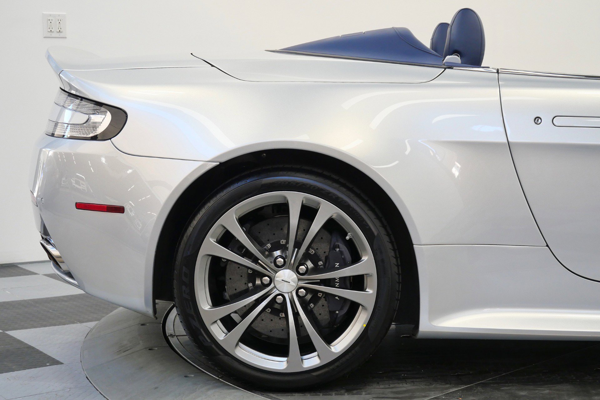 Used 2017 Aston Martin V12 Vantage S RWD image 54