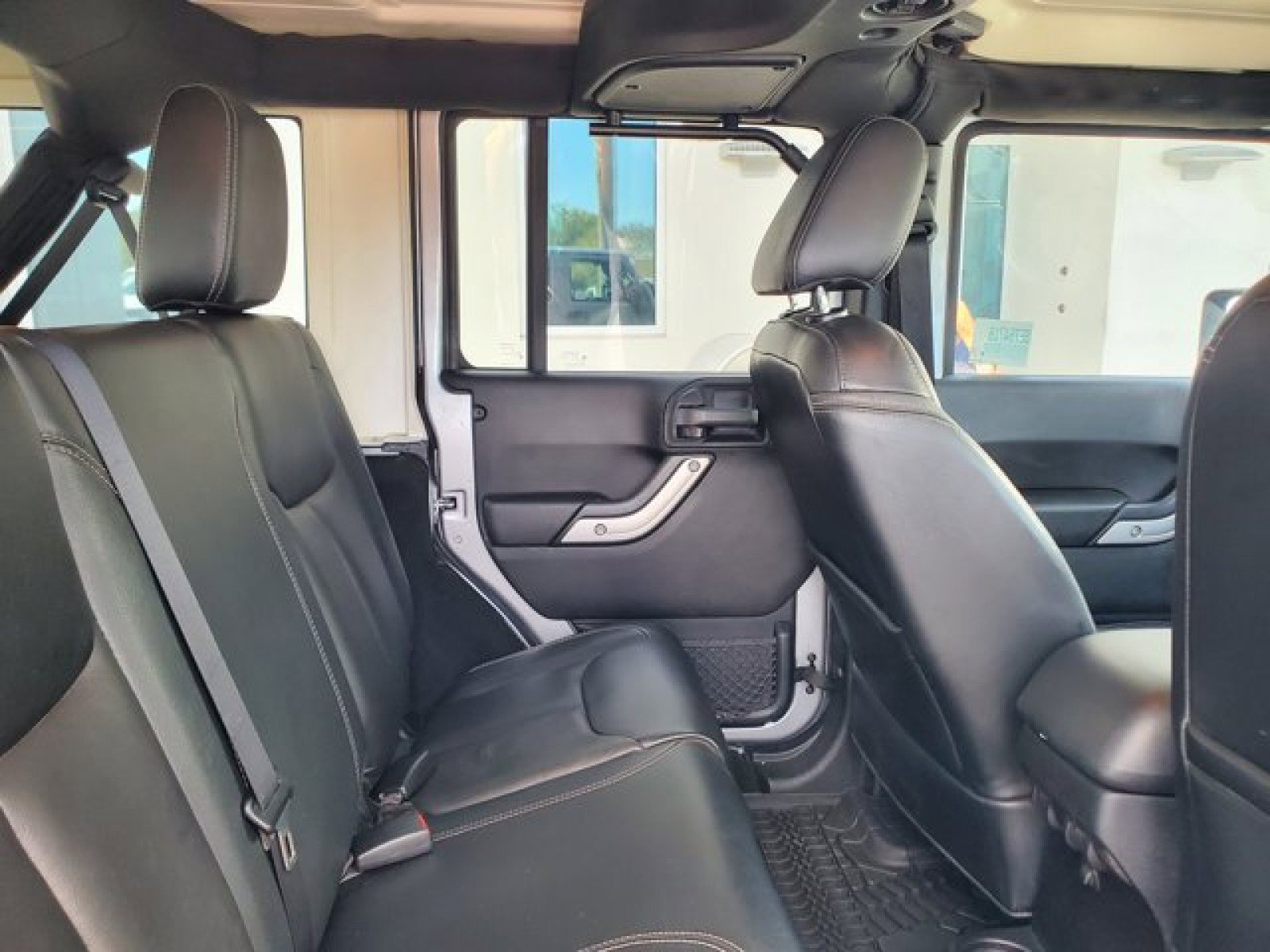 Used 2015 Jeep Wrangler Unlimited Rubicon w/ Connectivity Group image 28