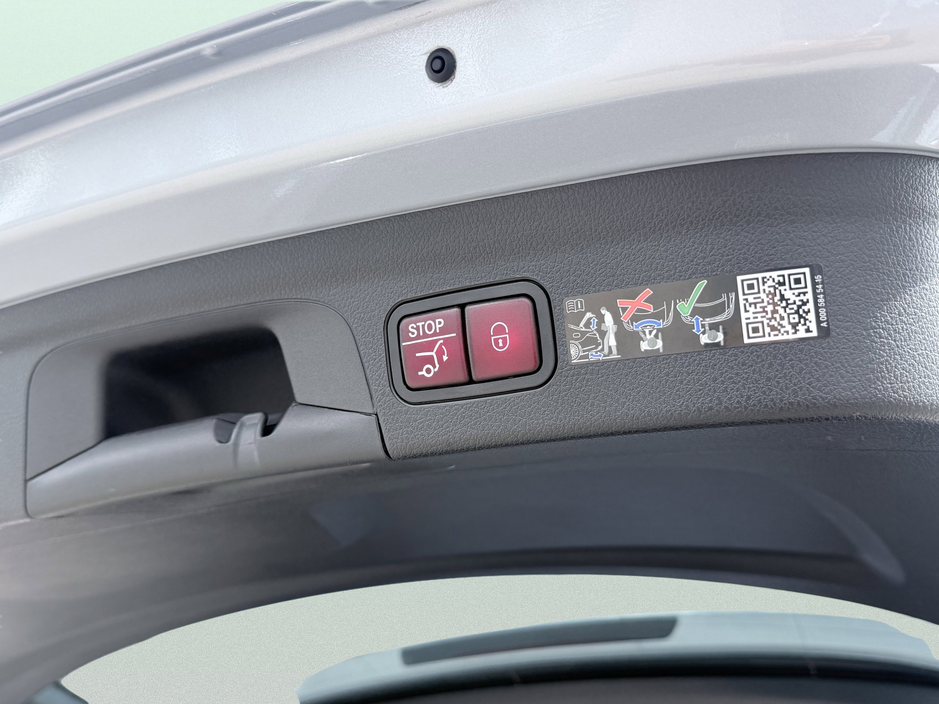 Used 2025 Mercedes-Benz GLE 450e 4MATIC w/ AMG Line Exterior image 9