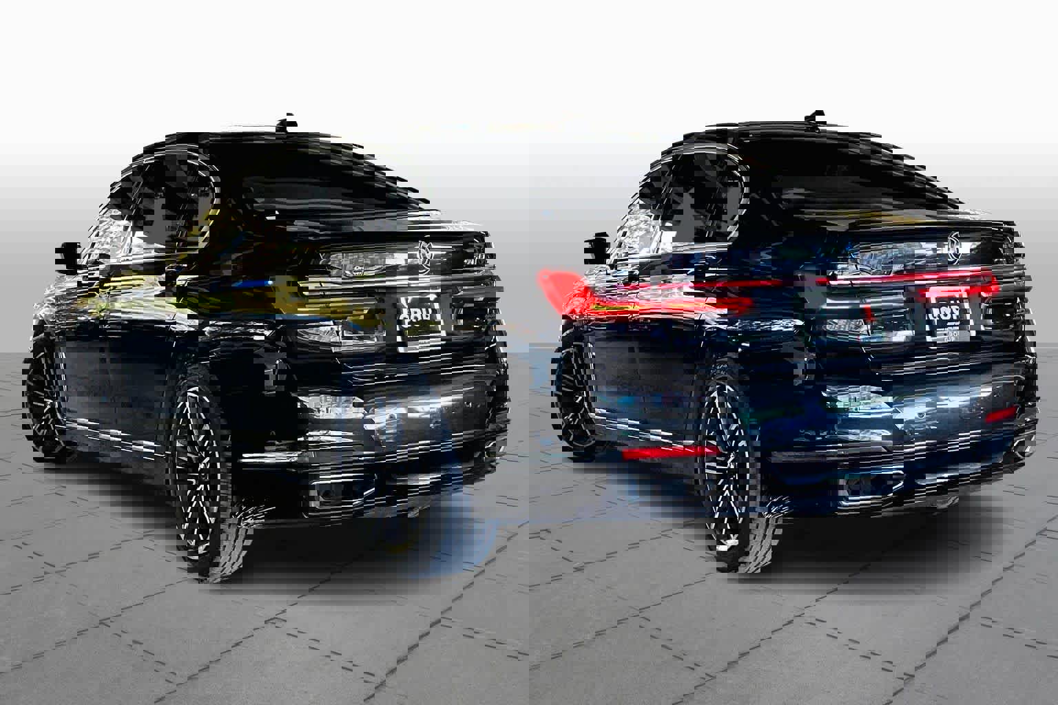 Used 2021 BMW 750i xDrive w/ Luxury Rear Seating Package image 11