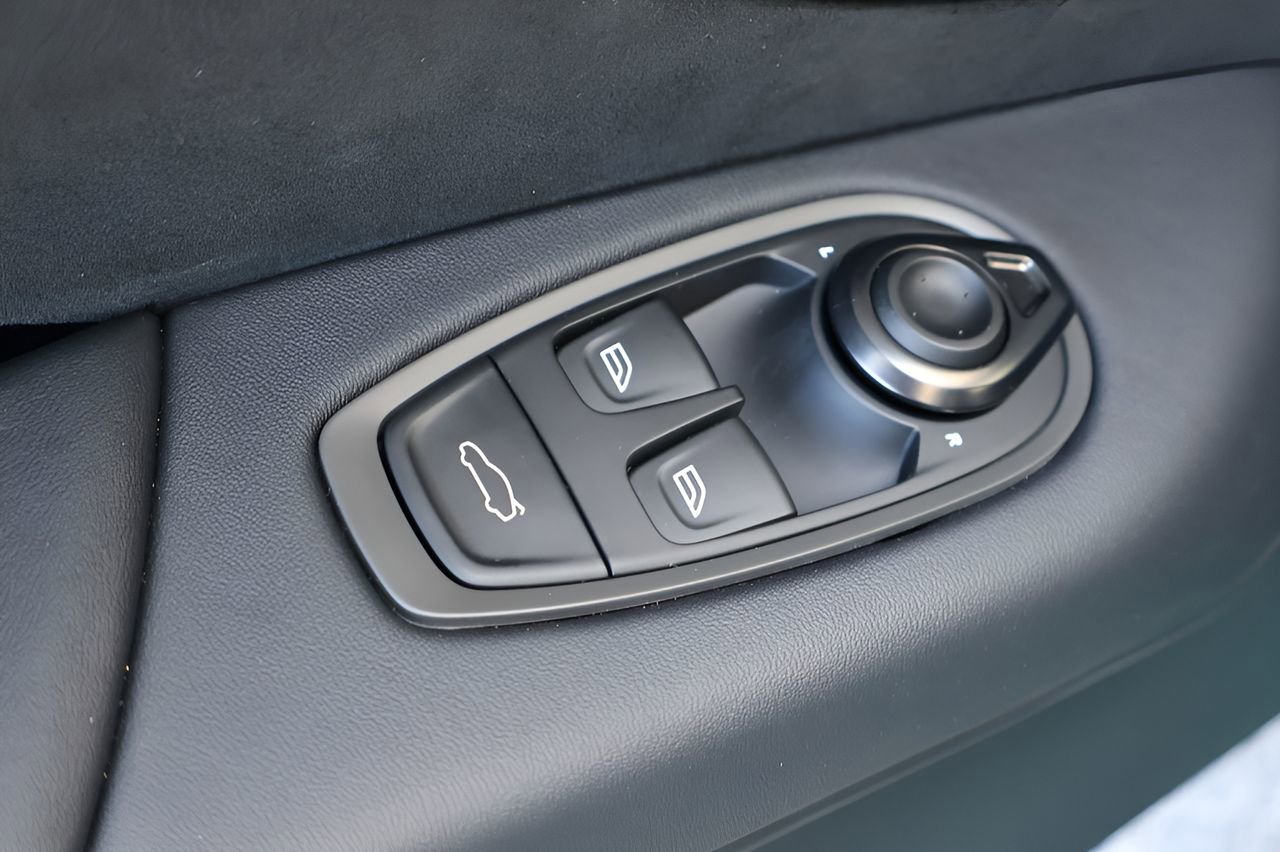 Used 2026 Aston Martin V8 Vantage Coupe image 11