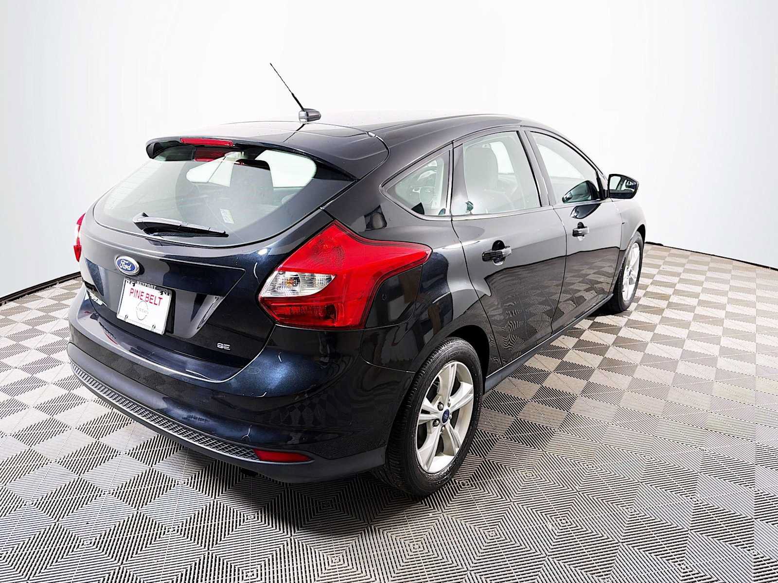 Used 2013 Ford Focus SE w/ SE Winter Pkg FWD image 4