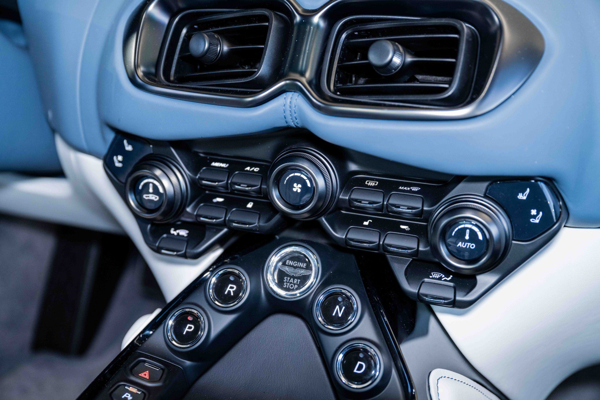 Used 2023 Aston Martin V8 Vantage Coupe RWD image 24