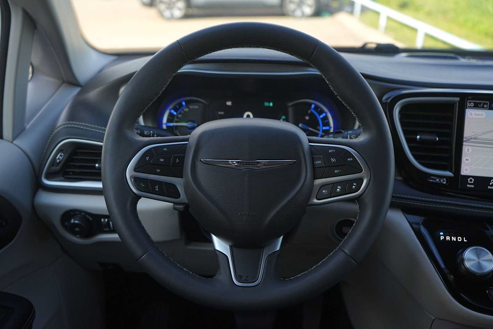 Used 2024 Chrysler Pacifica Limited FWD image 16