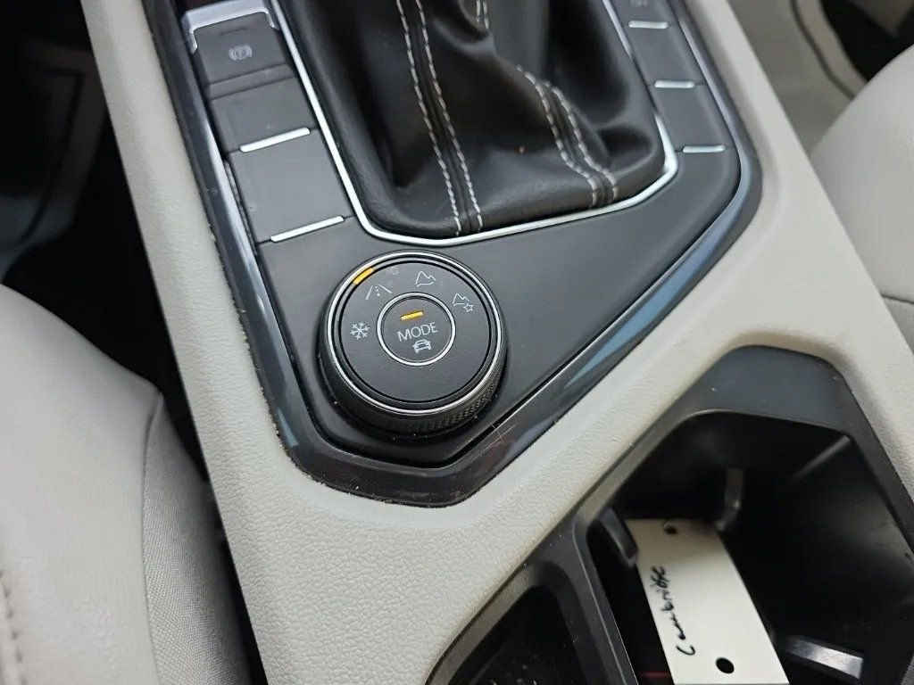 Used 2022 Volkswagen Tiguan SE AWD/4WD image 25