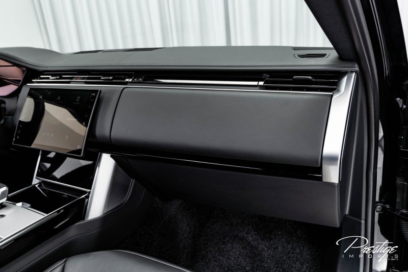 Used 2025 Land Rover Range Rover SE image 45