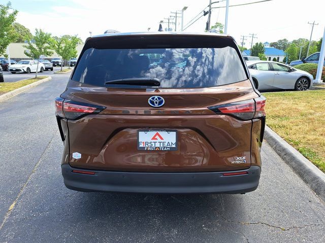 Certified 2022 Toyota Sienna XLE w/ XLE Plus Package FWD image 9