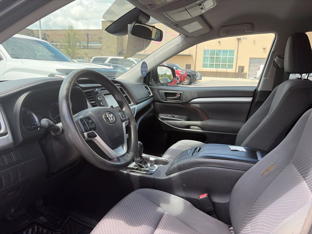 Used 2018 Toyota Highlander LE FWD image 6