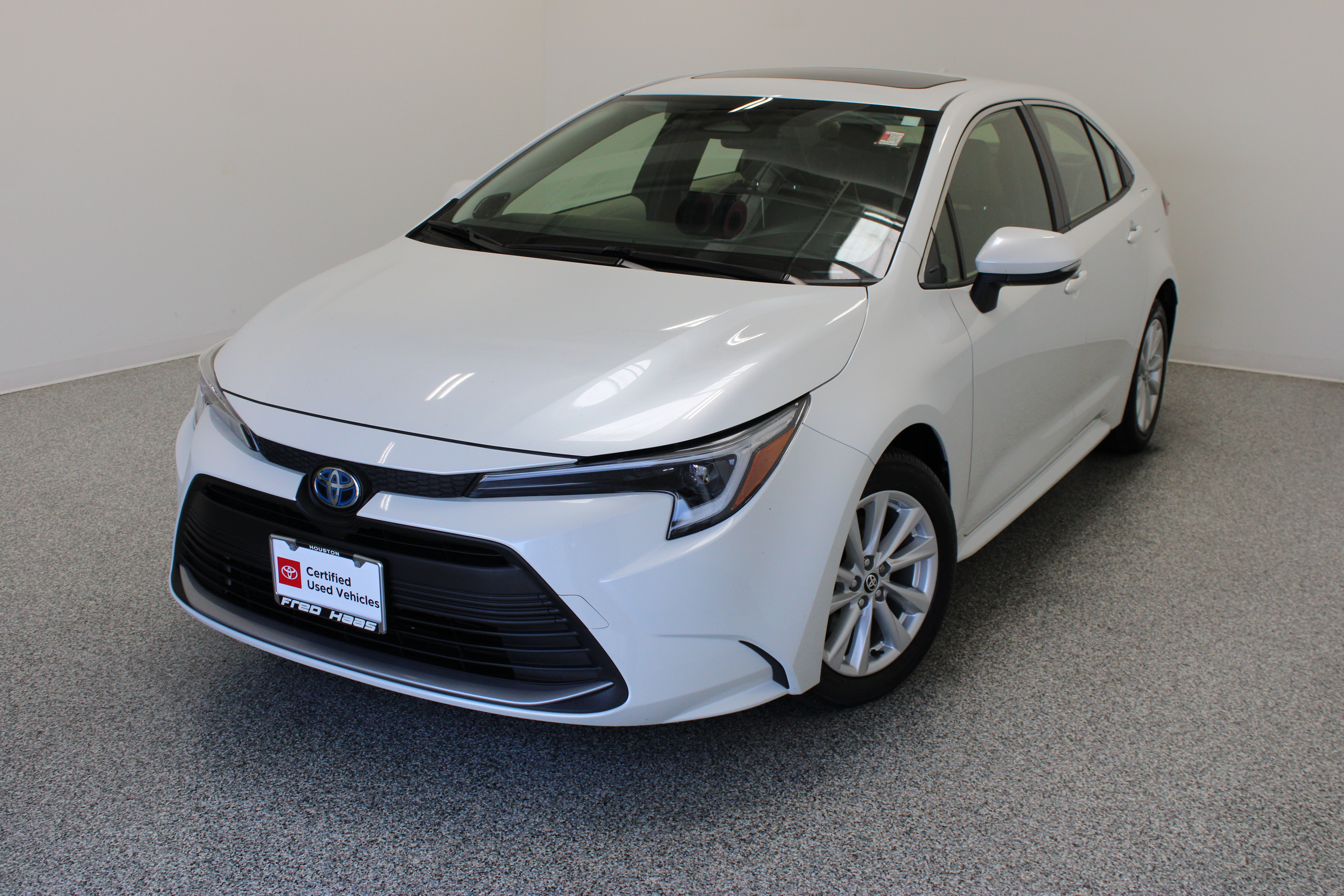 Used 2025 Toyota Corolla XLE FWD image 2