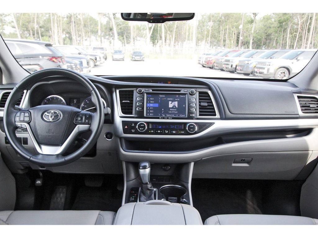 Used 2016 Toyota Highlander XLE FWD image 14