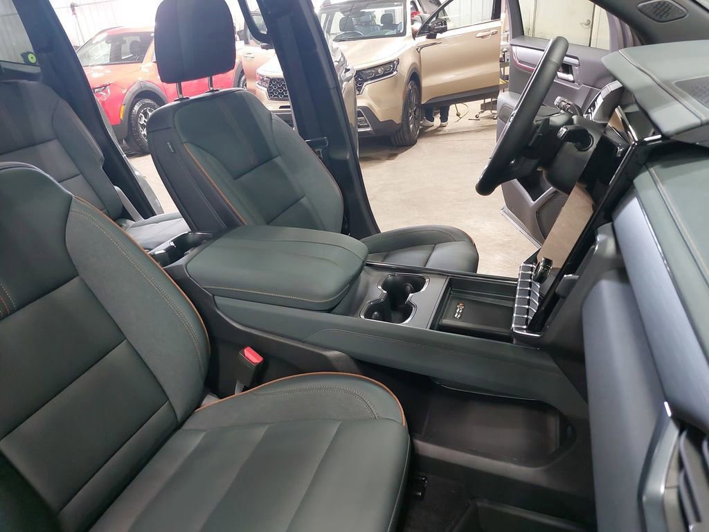 Used 2025 GMC Acadia AT4 w/ Luxury Package AWD/4WD image 10