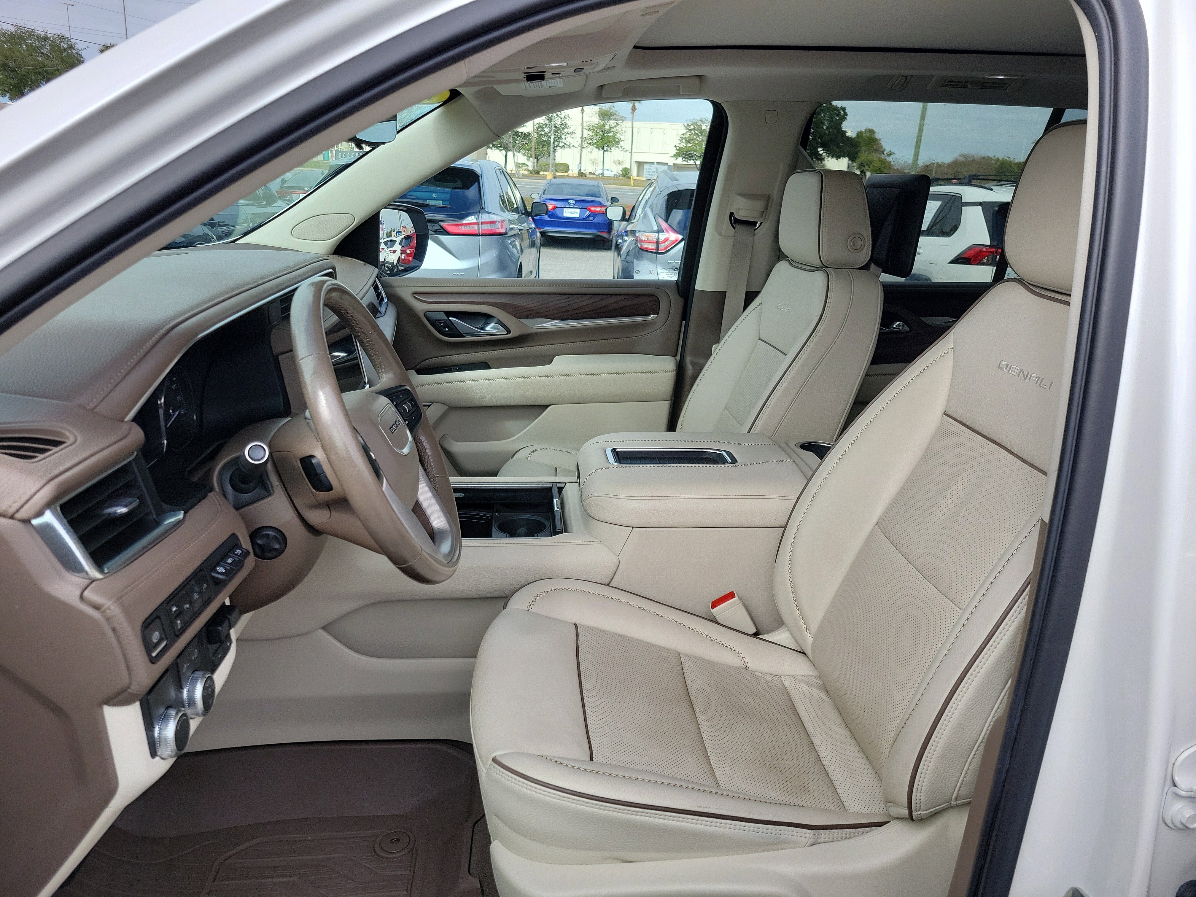 Used 2021 GMC Yukon Denali w/ Denali Premium Package image 8