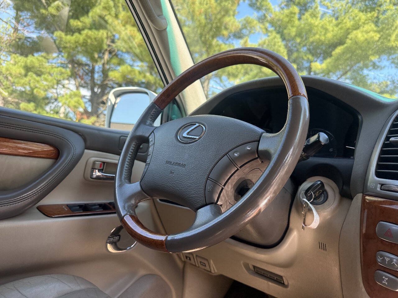 Used 2005 Lexus LX 470 4WD w/ Preferred Accessory Pkg image 11