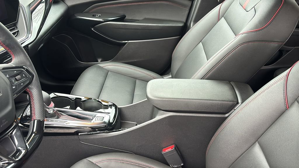 Used 2025 Chevrolet Trax RS w/ Sunroof Package image 24