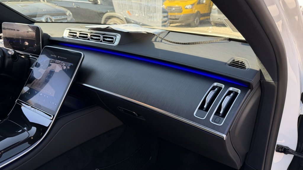 Used 2022 Mercedes-Benz S 580 4MATIC Sedan w/ AMG Line Package image 19