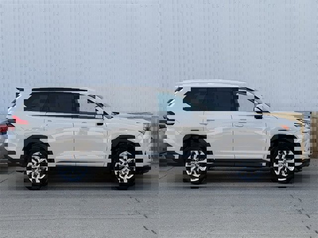 Used 2024 Toyota Grand Highlander XLE image 3