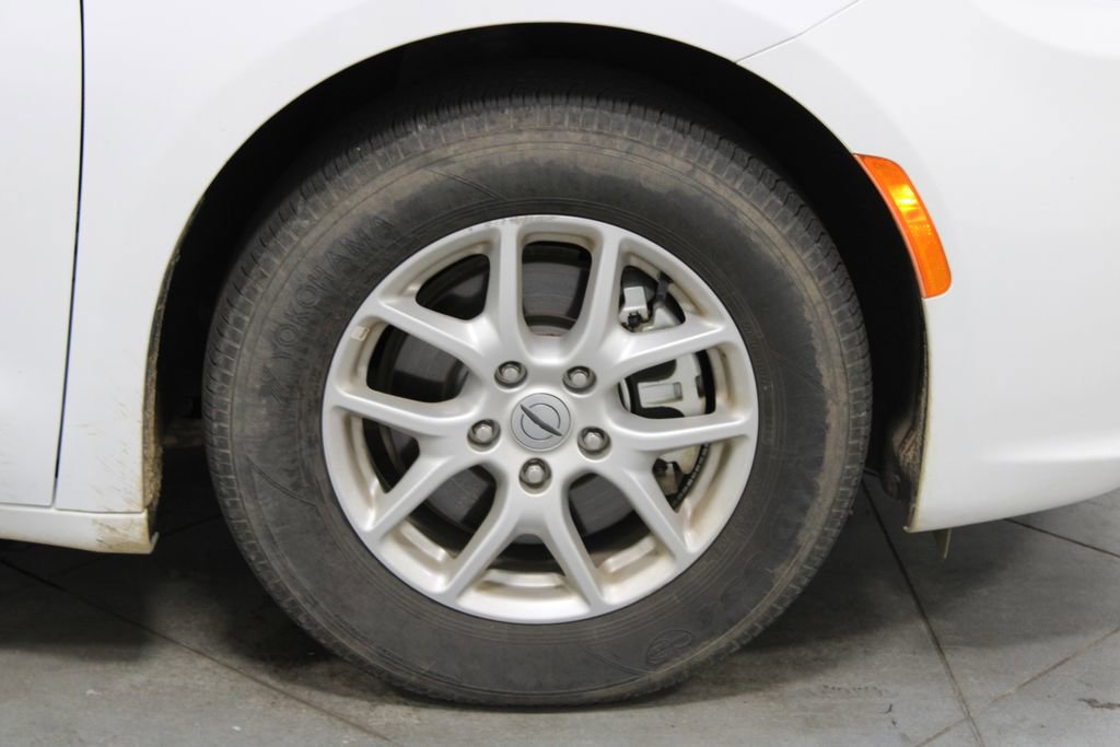 Used 2025 Chrysler Pacifica Select image 12