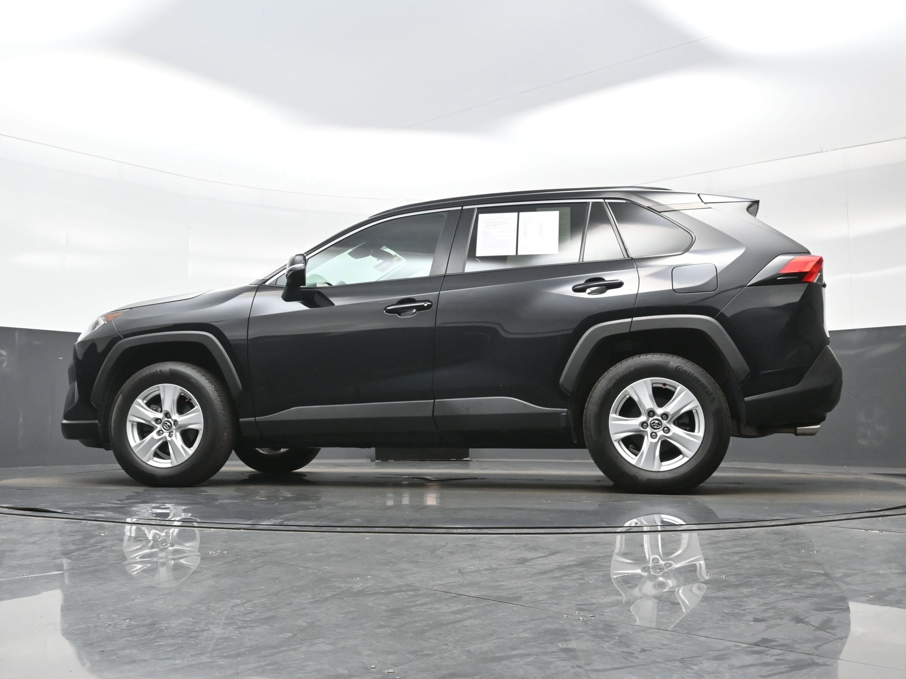 Used 2021 Toyota RAV4 XLE AWD/4WD image 29