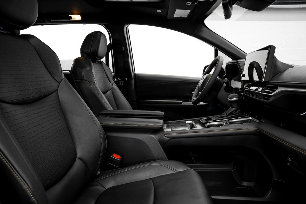 Used 2025 Toyota Sienna XLE Woodland Edition image 32