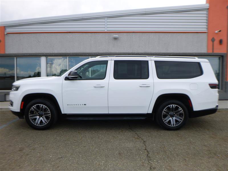 Used 2023 Jeep Wagoneer L Series II AWD/4WD image 2