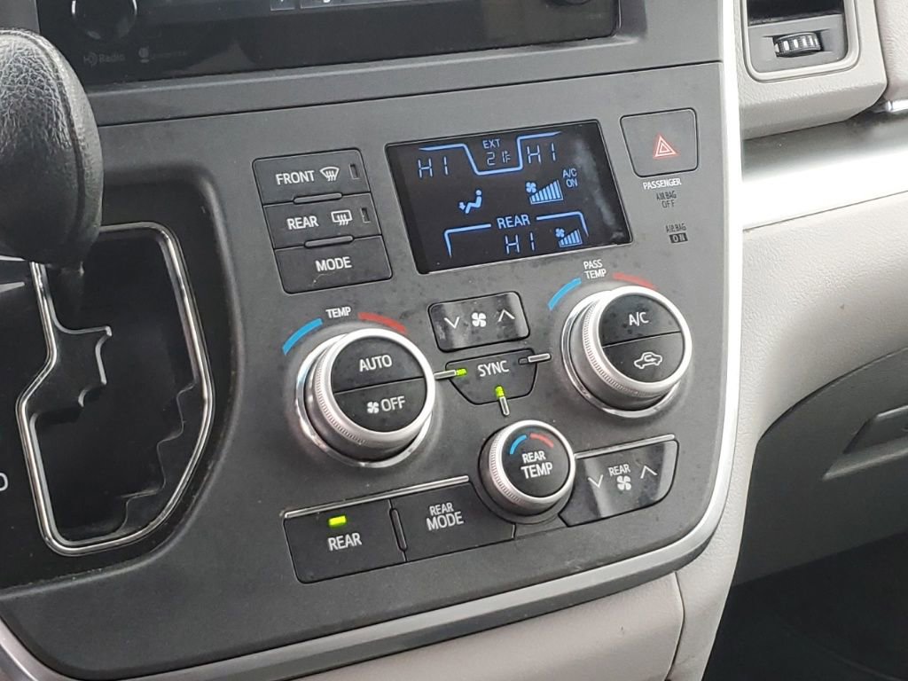 Used 2015 Toyota Sienna LE image 18