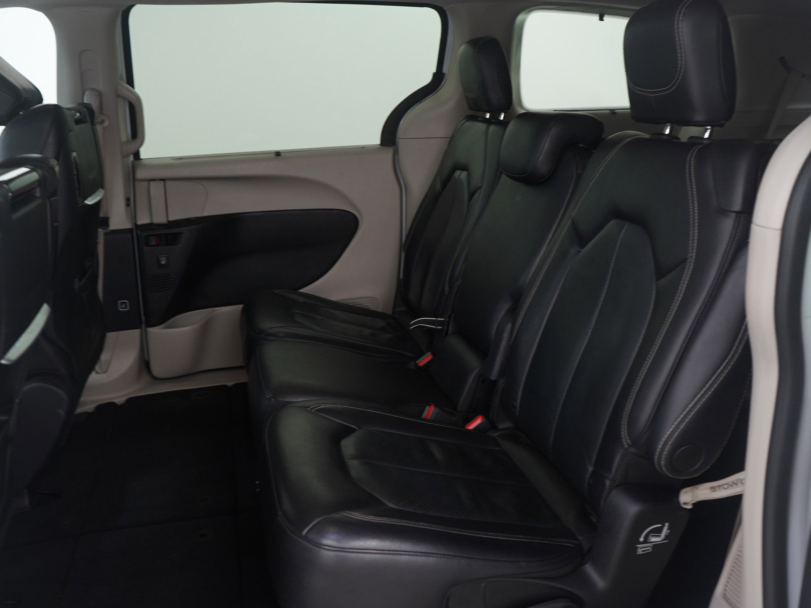 Used 2022 Chrysler Pacifica Touring-L w/ Uconnect Theater Family Group image 16