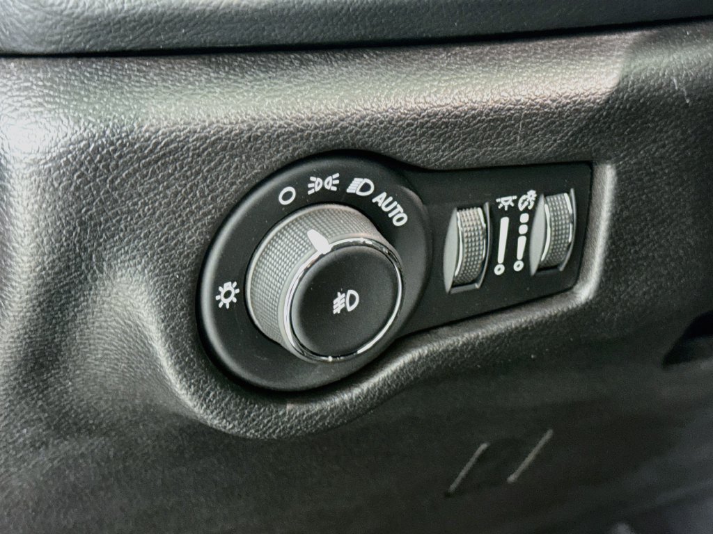 Used 2020 Chrysler Pacifica Touring w/ S Appearance Package FWD image 11