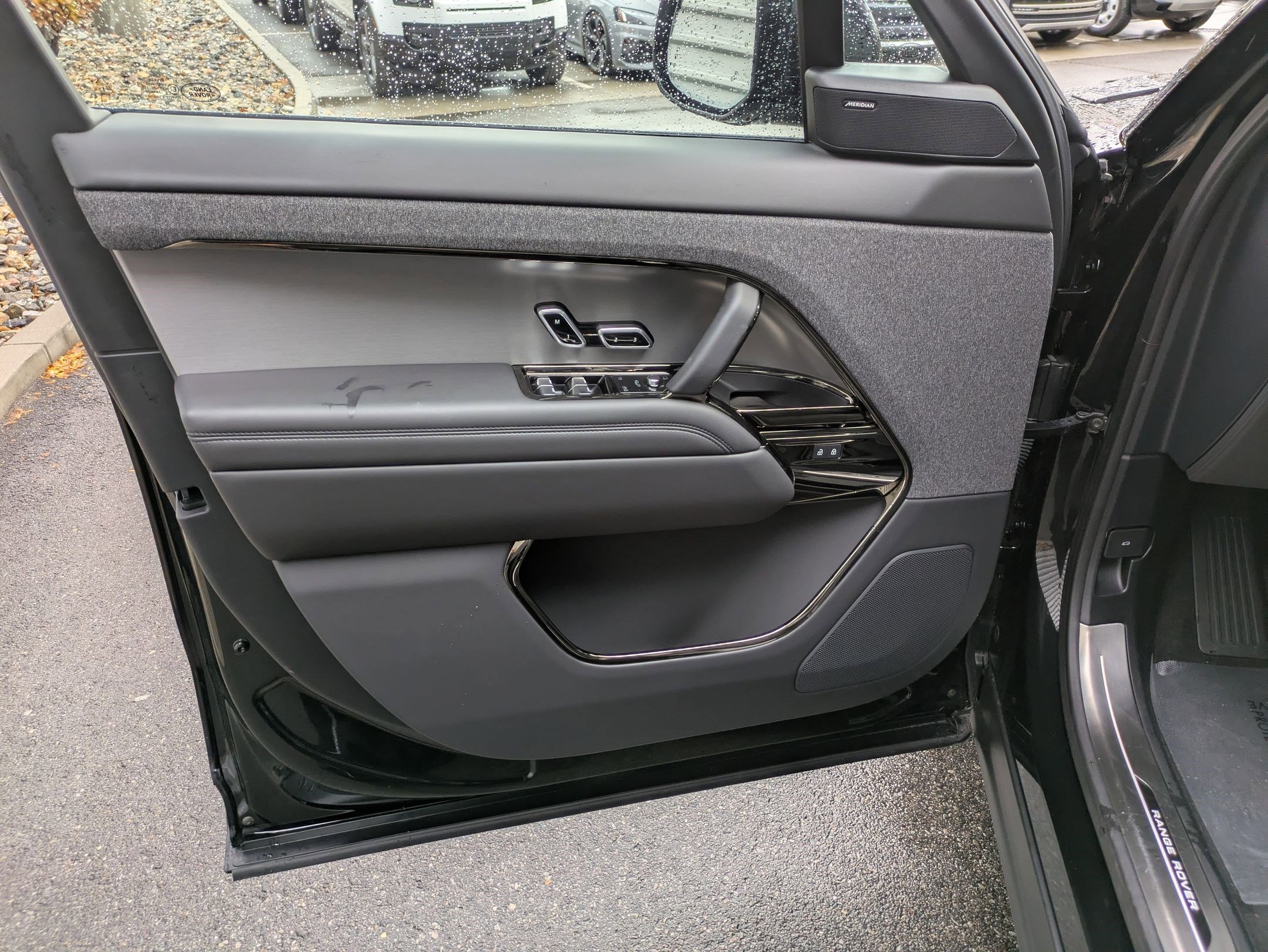 Used 2025 Land Rover Range Rover Sport image 14