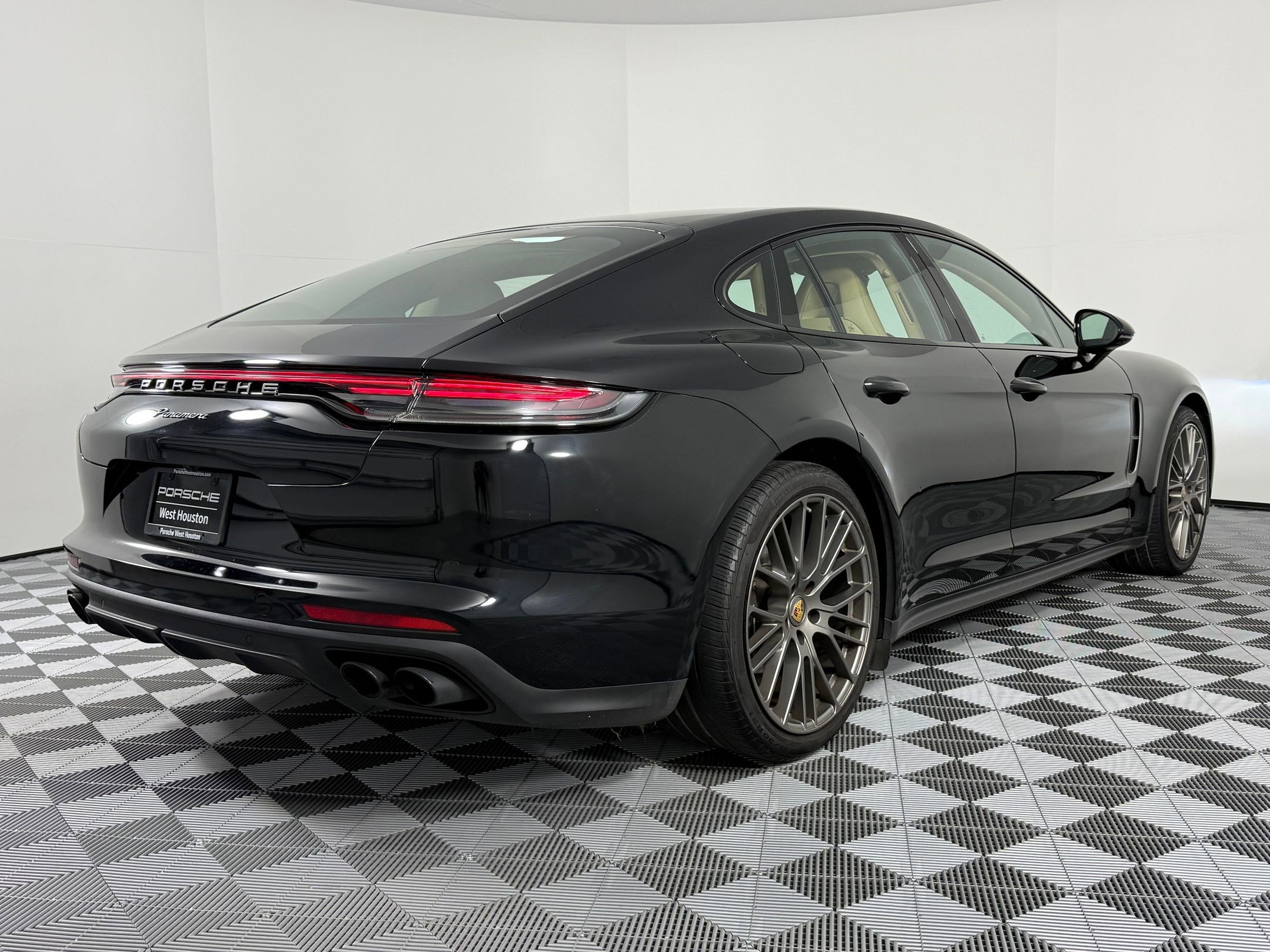 Used 2023 Porsche Panamera Platinum Edition image 9