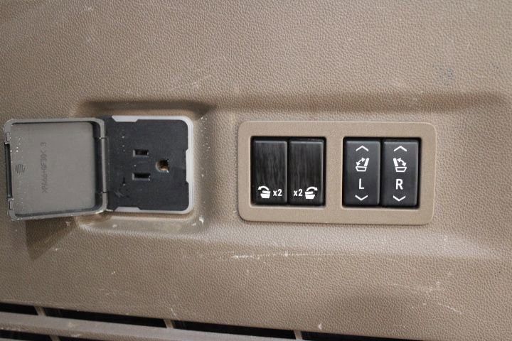 Used 2024 GMC Yukon XL Denali AWD/4WD image 17